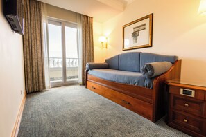 Suite | Minibar, desk, blackout drapes, soundproofing