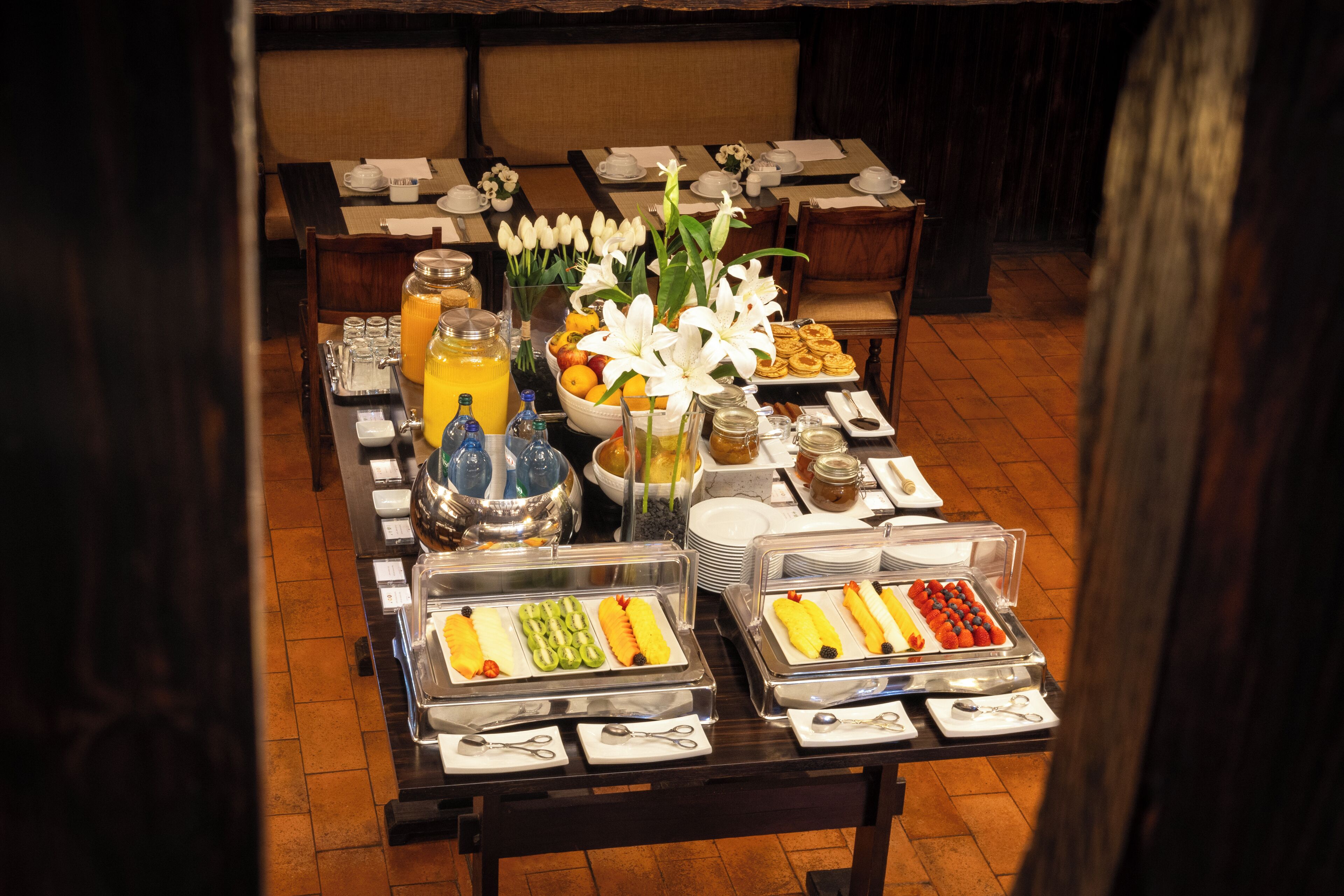 Ein reichhaltiges Buffet mit verschiedenen Speisen und Getränken.