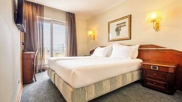 Minibar, escritorio, cortinas blackout y insonorización