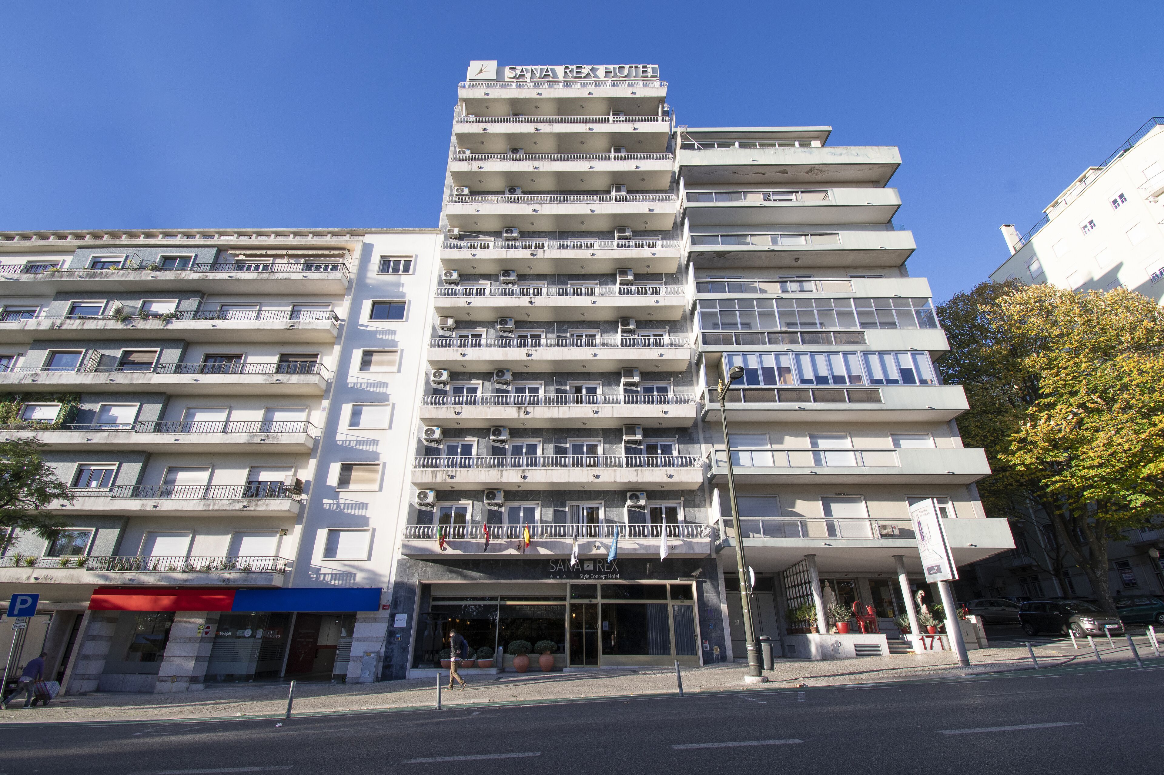 Vista frontal de la propiedad