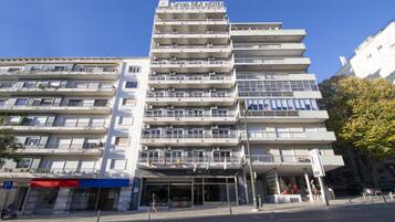 Vista frontal de la propiedad