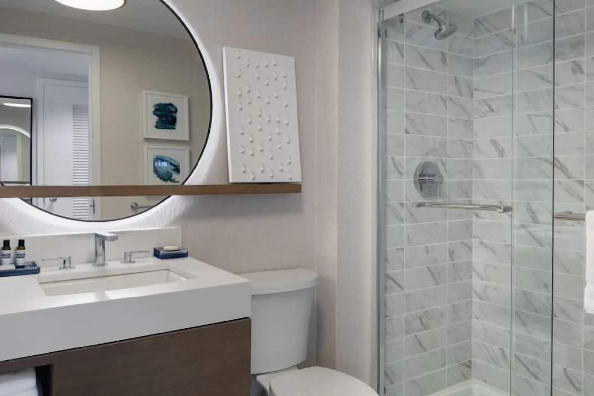 Een bad/douchecombinatie, milieuvriendelijke toiletartikelen