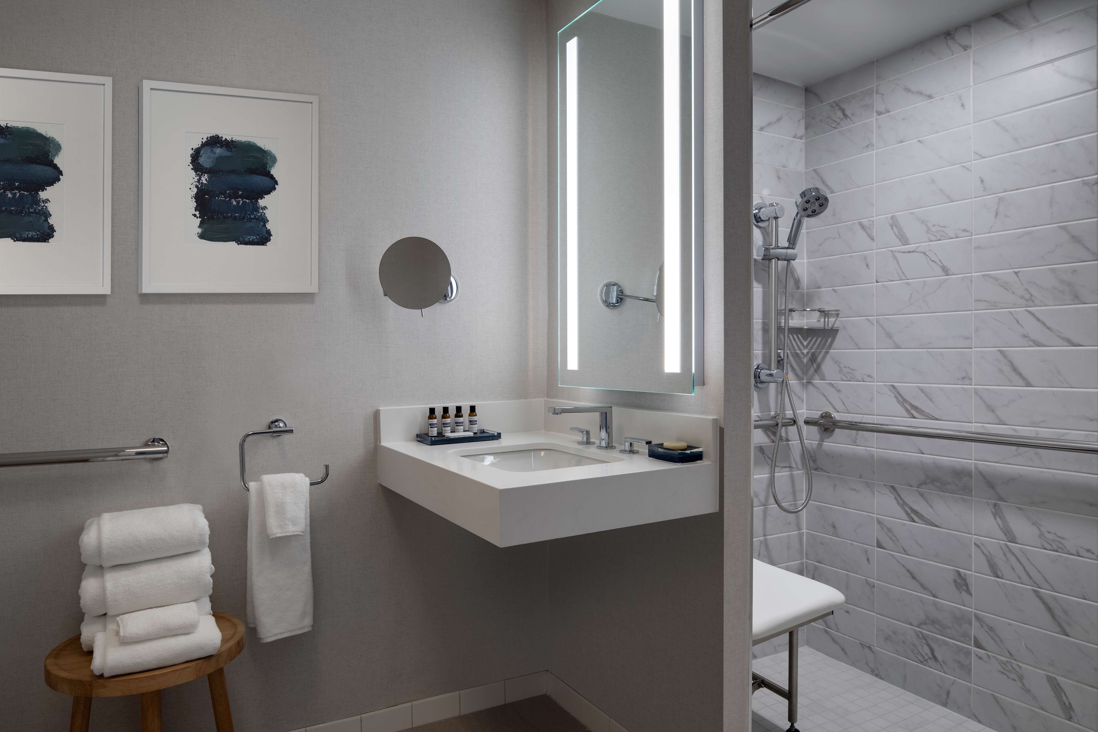 combined shower/bathtub, eco-friendly toiletries, hair dryer, towels