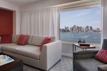 Junior Suite | Premium bedding, in-room safe, blackout drapes, soundproofing at Hyatt Regency Boston Harbor