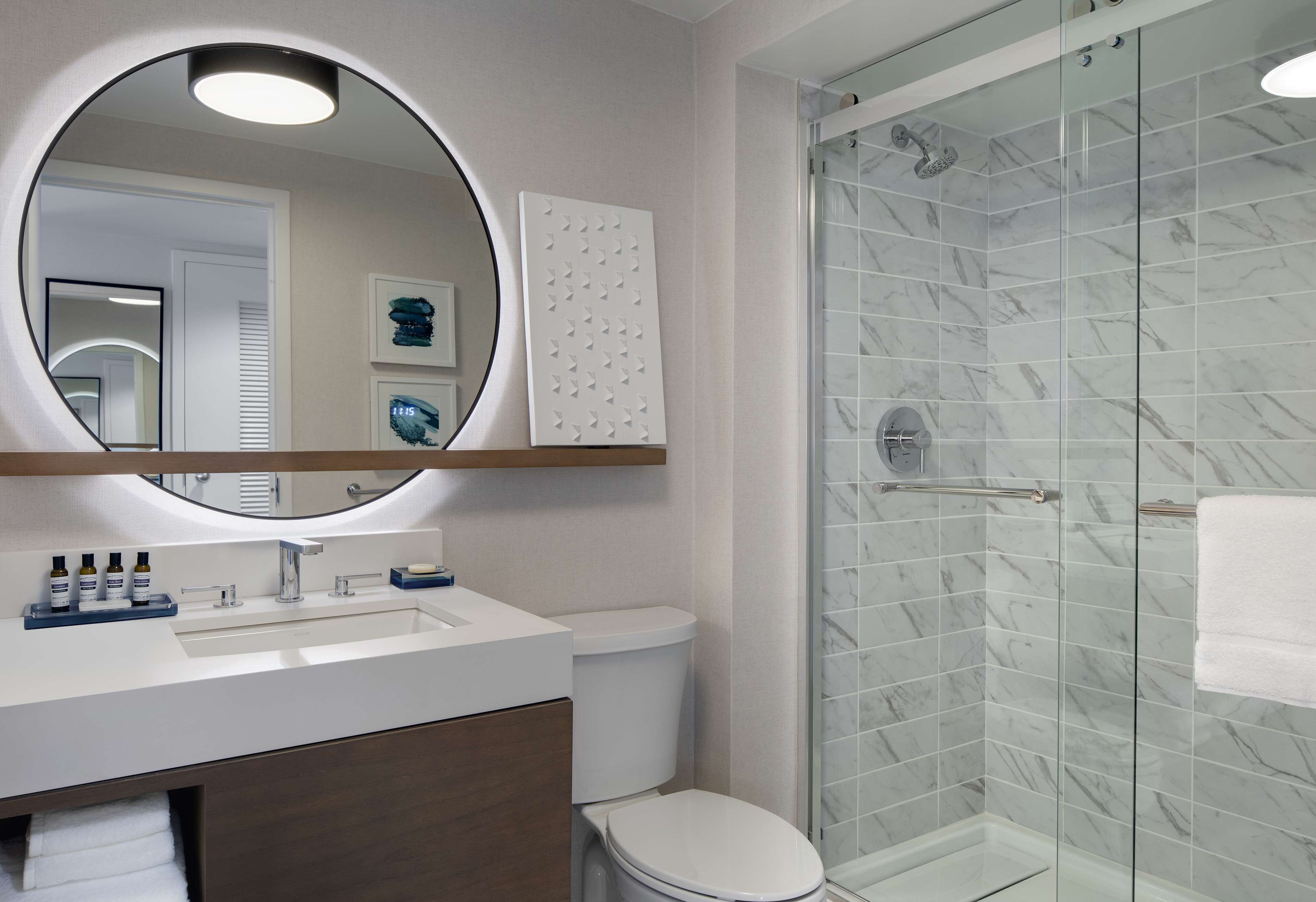 combined shower/bathtub, eco-friendly toiletries, hair dryer, towels
