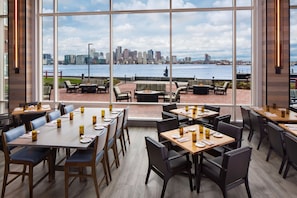 Breakfast and dinner served, ocean views - Hyatt Regency Boston Harbor (Boston)
