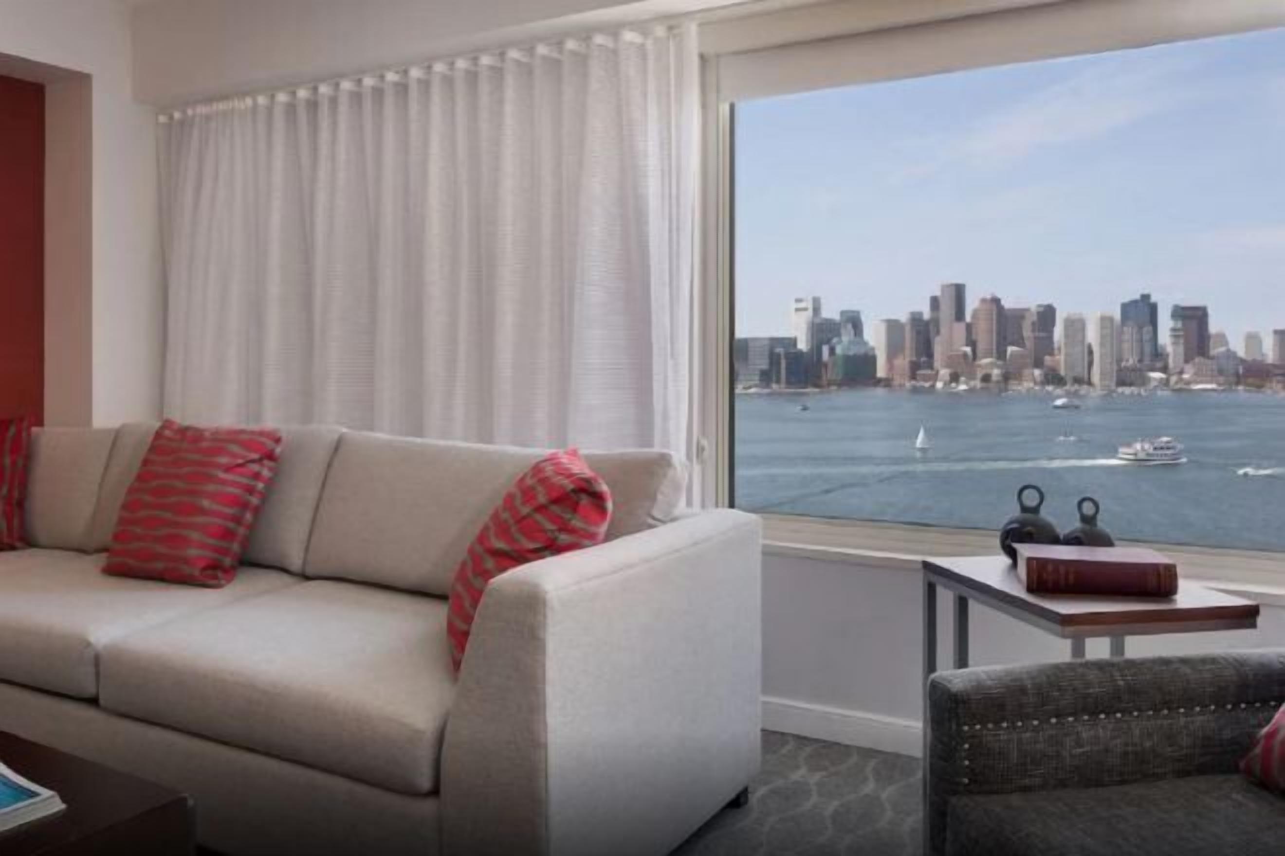 起居区 | 55-英寸纯平电视（配备有线频道）、电视、iPod 基座