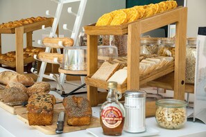 Bữa sáng buffet hàng ngày (18 EUR/mỗi người) 