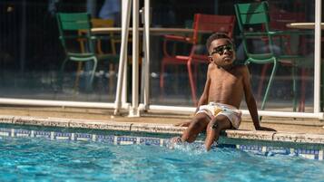 Ulkouima-allas avoinna 10.00–19.00, aurinkovarjoja, aurinkotuoleja