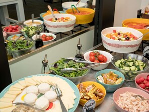 Tägliches Frühstücksbuffet gegen Gebühr