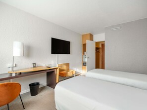 Classic Room, 2 Twin Beds | Premium bedding, minibar, in-room safe, desk - Novotel Poissy Orgeval (Orgeval)