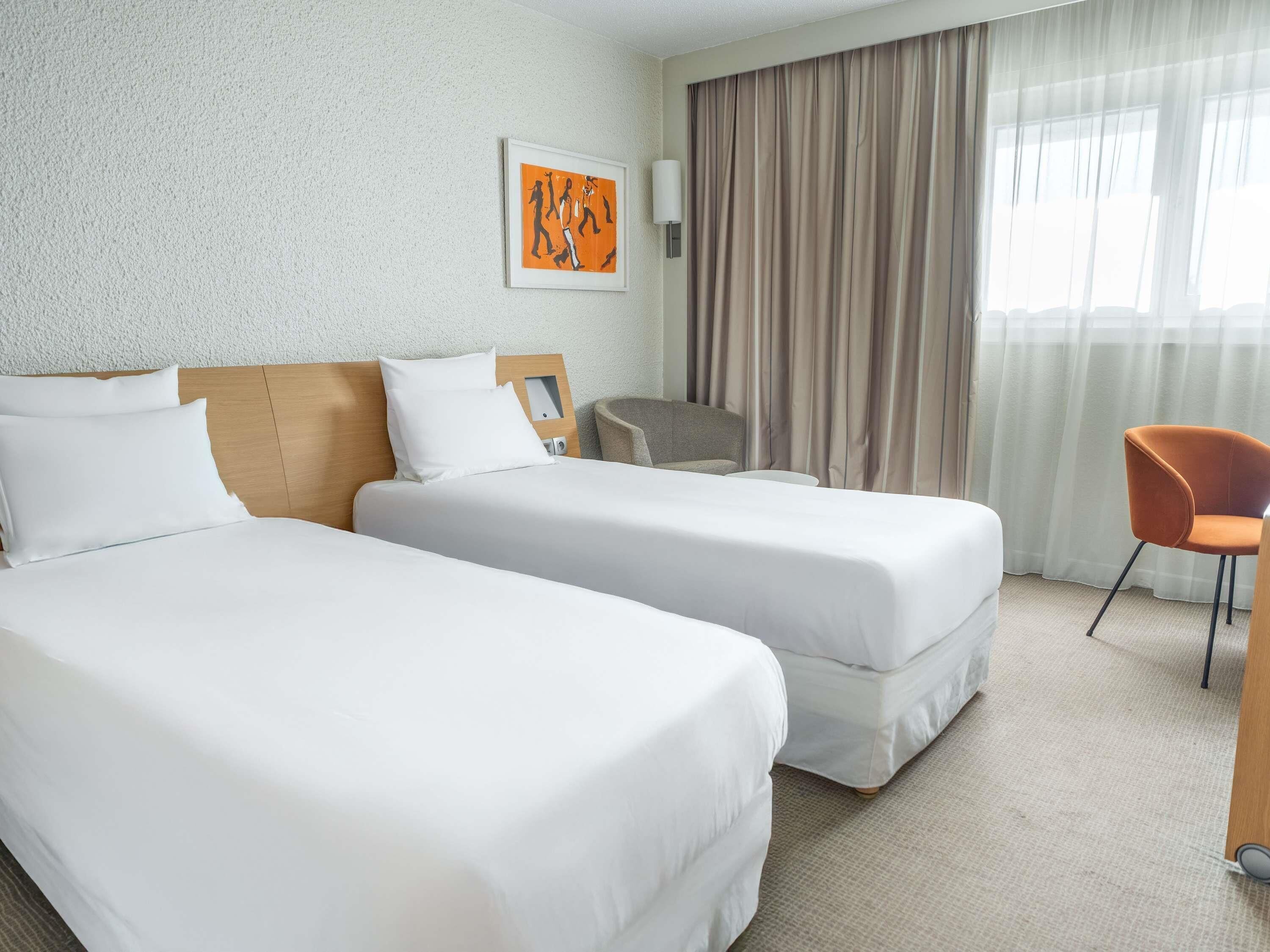 Klassieke kamer, 2 eenpersoonsbedden | Luxe beddengoed, een minibar, een kluis op de kamer, een bureau