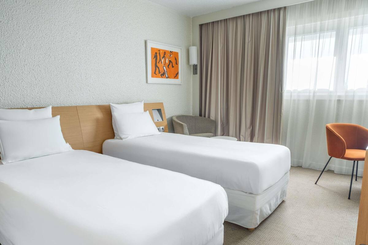 Quarto clássico, 2 camas de solteiro | Roupas de cama premium, frigobar, cofres nos quartos, escrivaninha