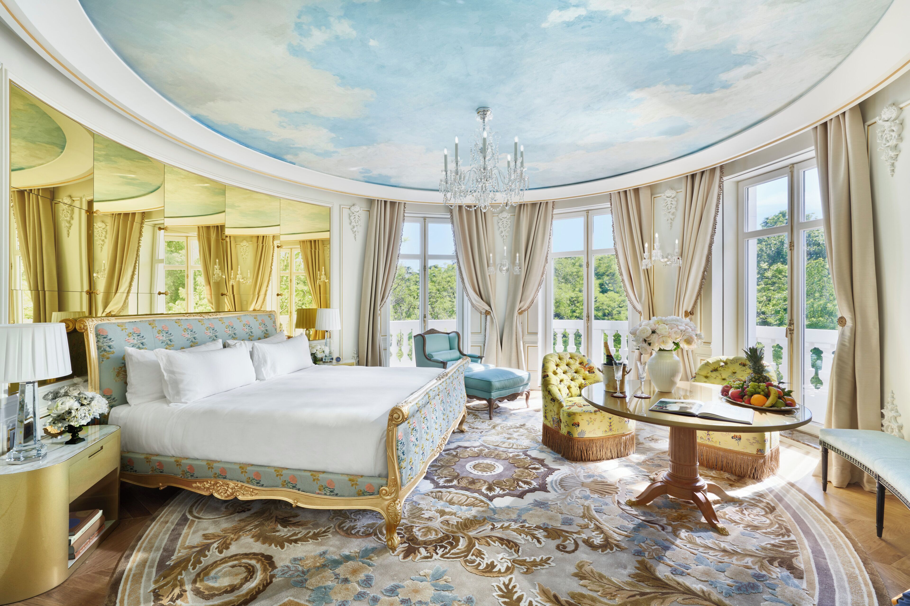 Royal Studio Suite | Hypo-allergenic bedding available, minibar, in-room safe, desk