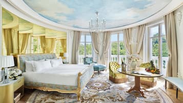 Royal Studio Suite | Hypo-allergenic bedding available, minibar, in-room safe, desk