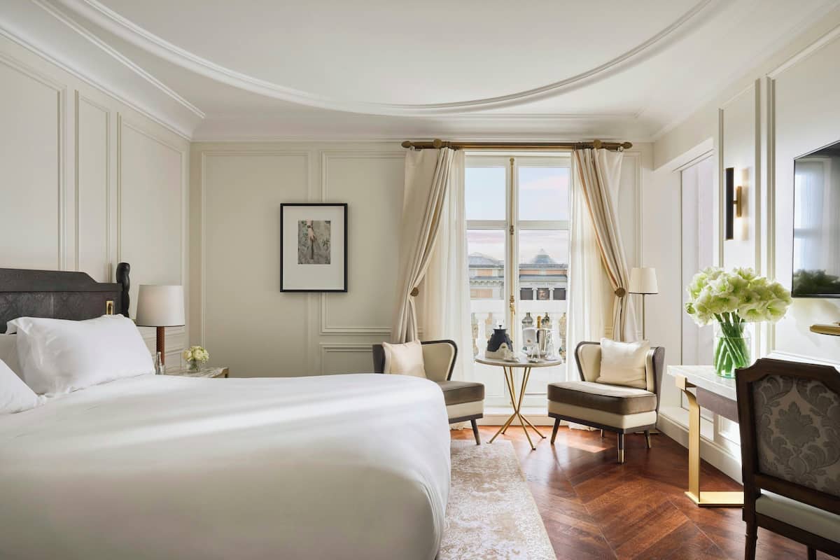 Rom – deluxe, 1 kingsize-seng (Prado View) | Allergitestet sengetøy, minibar, safe på rommet og individuelt dekorert