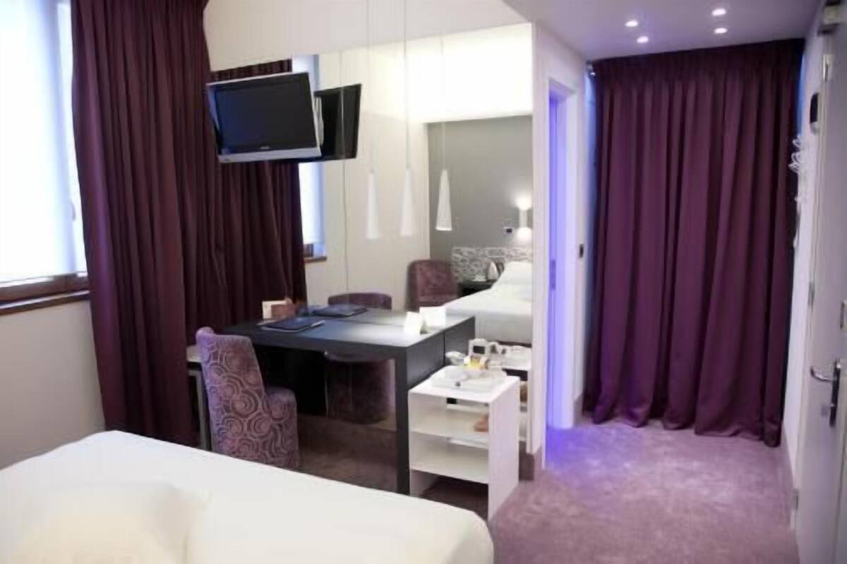 Hypo-allergenic bedding, free minibar items, in-room safe, desk