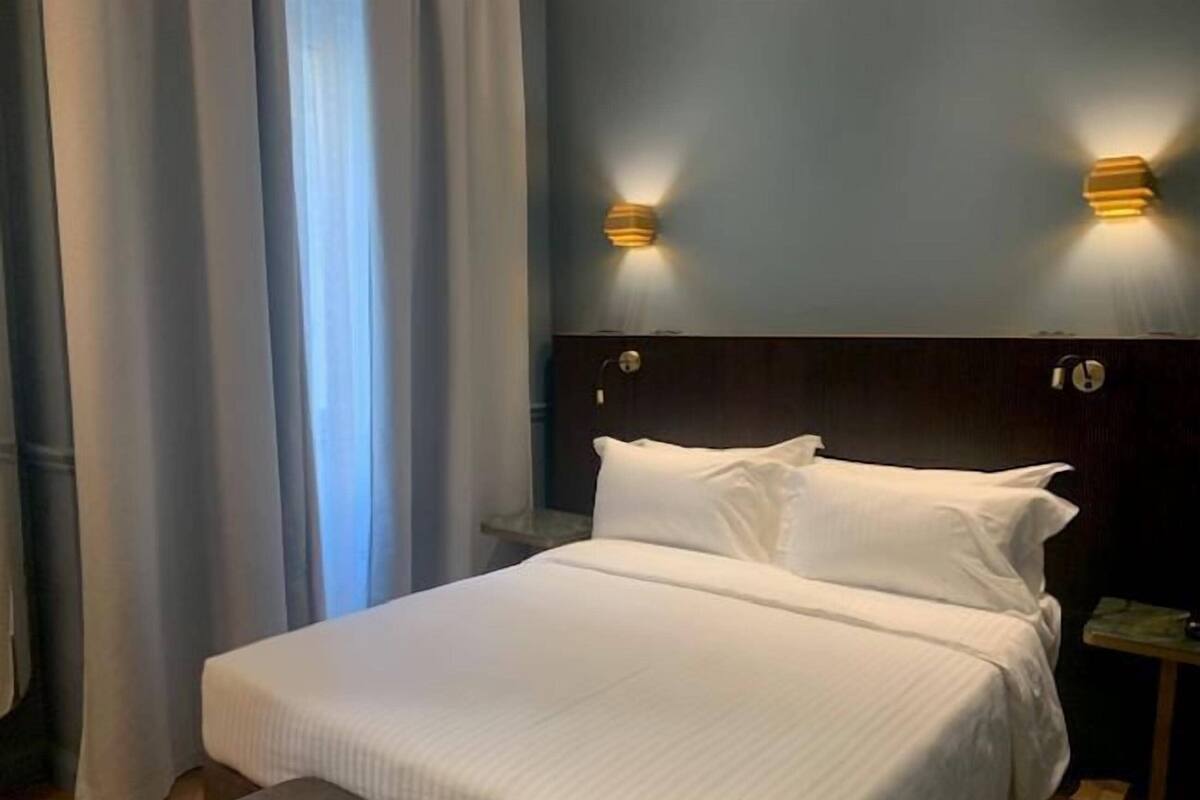 Hypo-allergenic bedding, free minibar items, in-room safe, desk