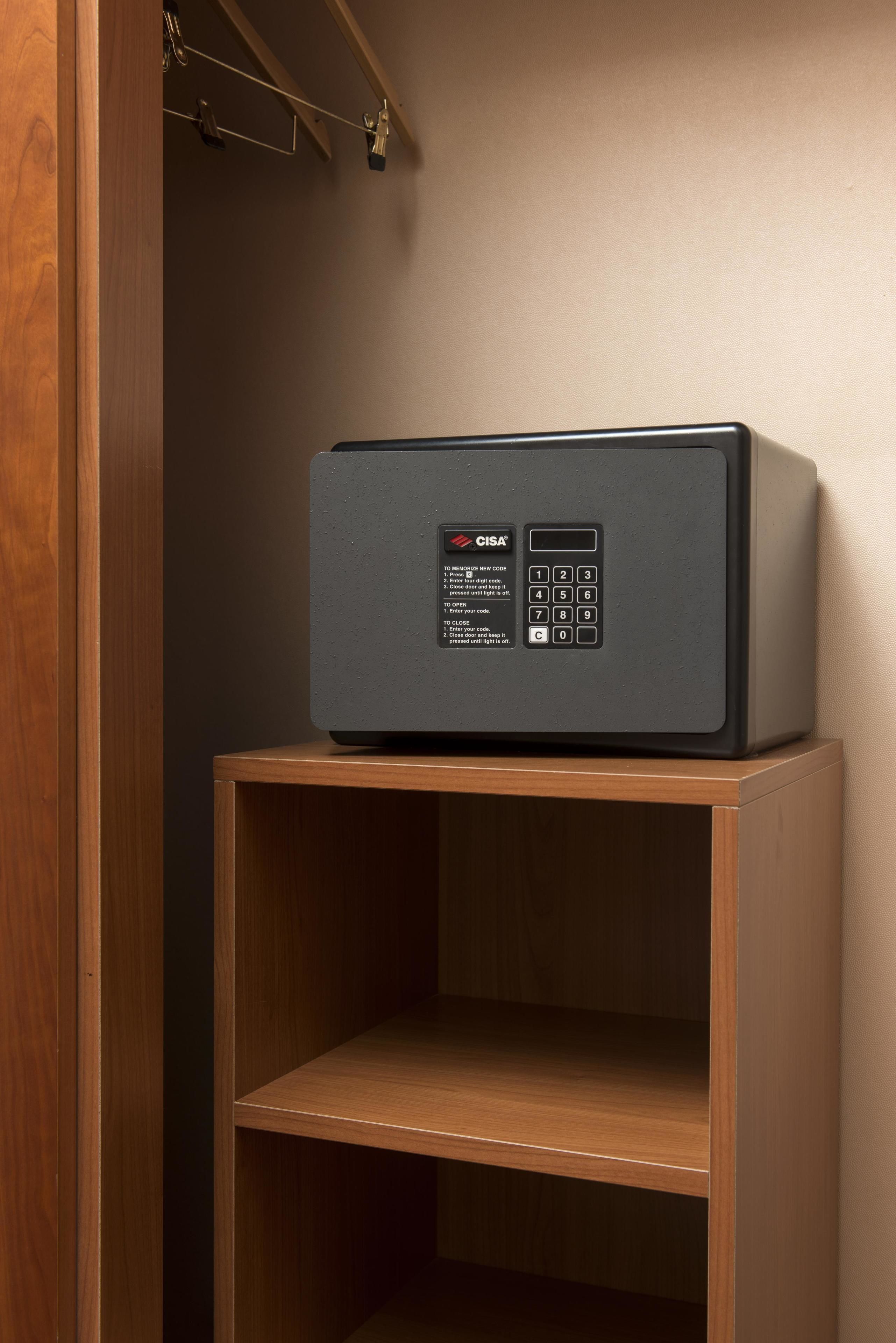 1 bedroom, hypo-allergenic bedding, free minibar items, in-room safe