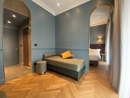 Deluxe Matrimoniale o Doppia con Divano letto | Allergitestet sengetøy, minibarvarer (inkludert) og safe på rommet