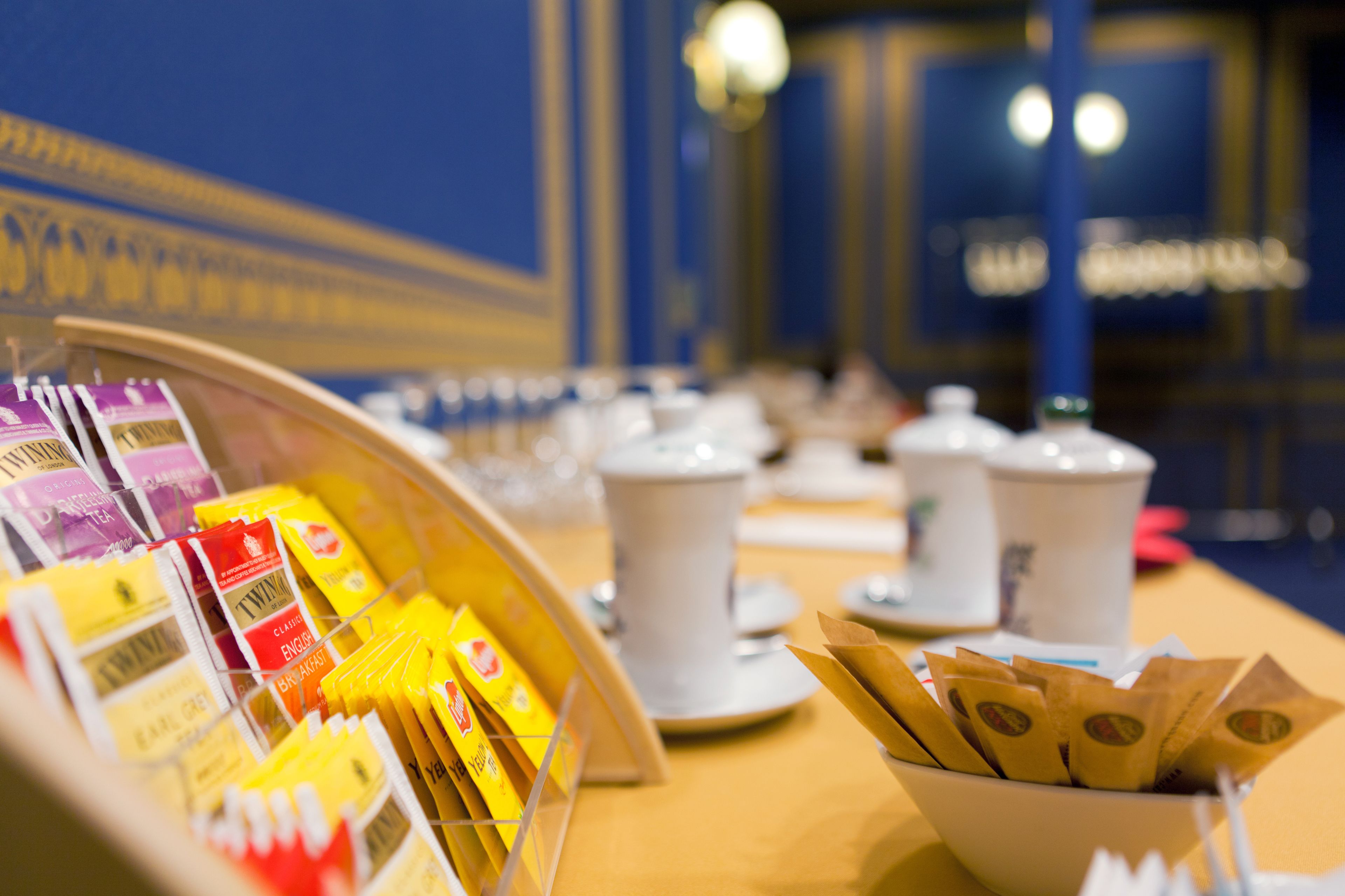 Una mesa de buffet con diversos alimentos y un tazón de aperitivos.