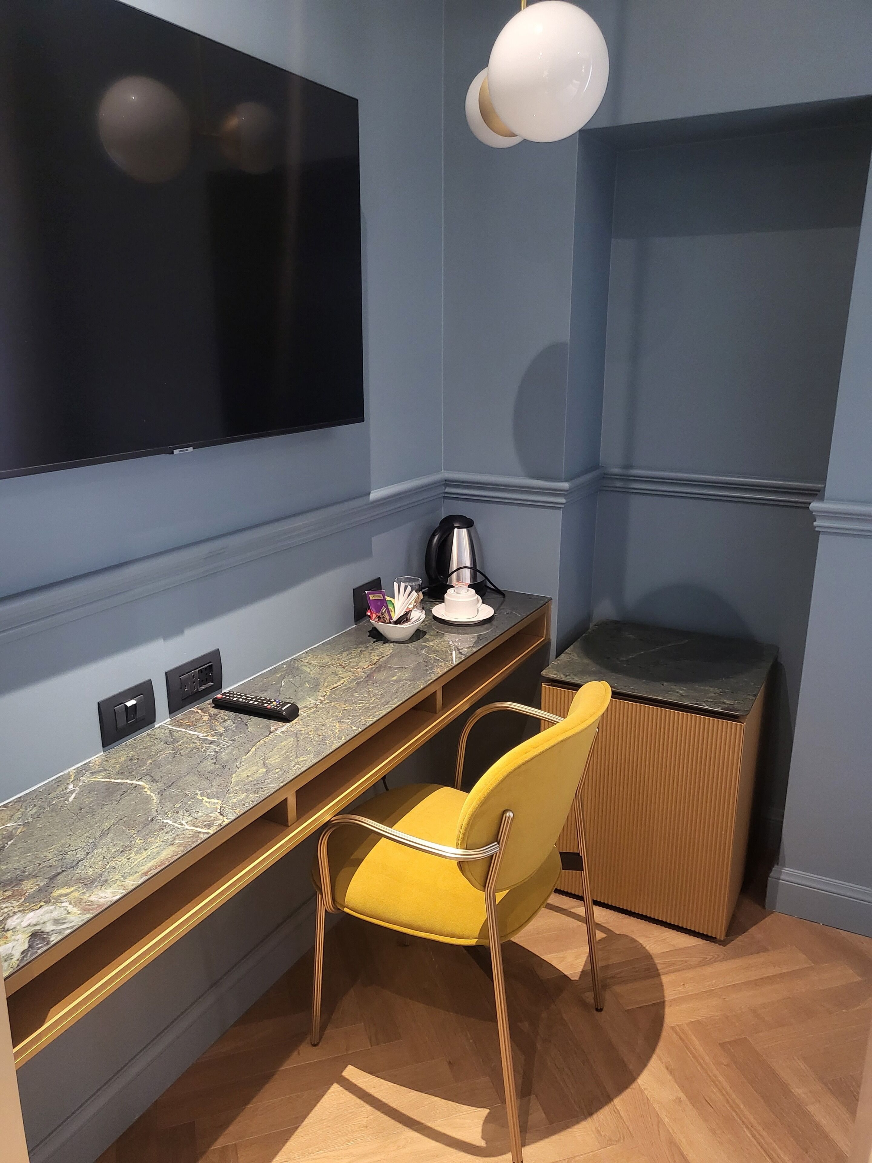 deluxe single room | 1 bedroom, hypo-allergenic bedding, free minibar items, in-room safe