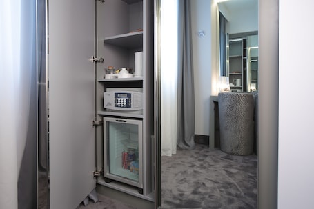 Hypo-allergenic bedding, free minibar items, in-room safe, desk. Hotel Berna