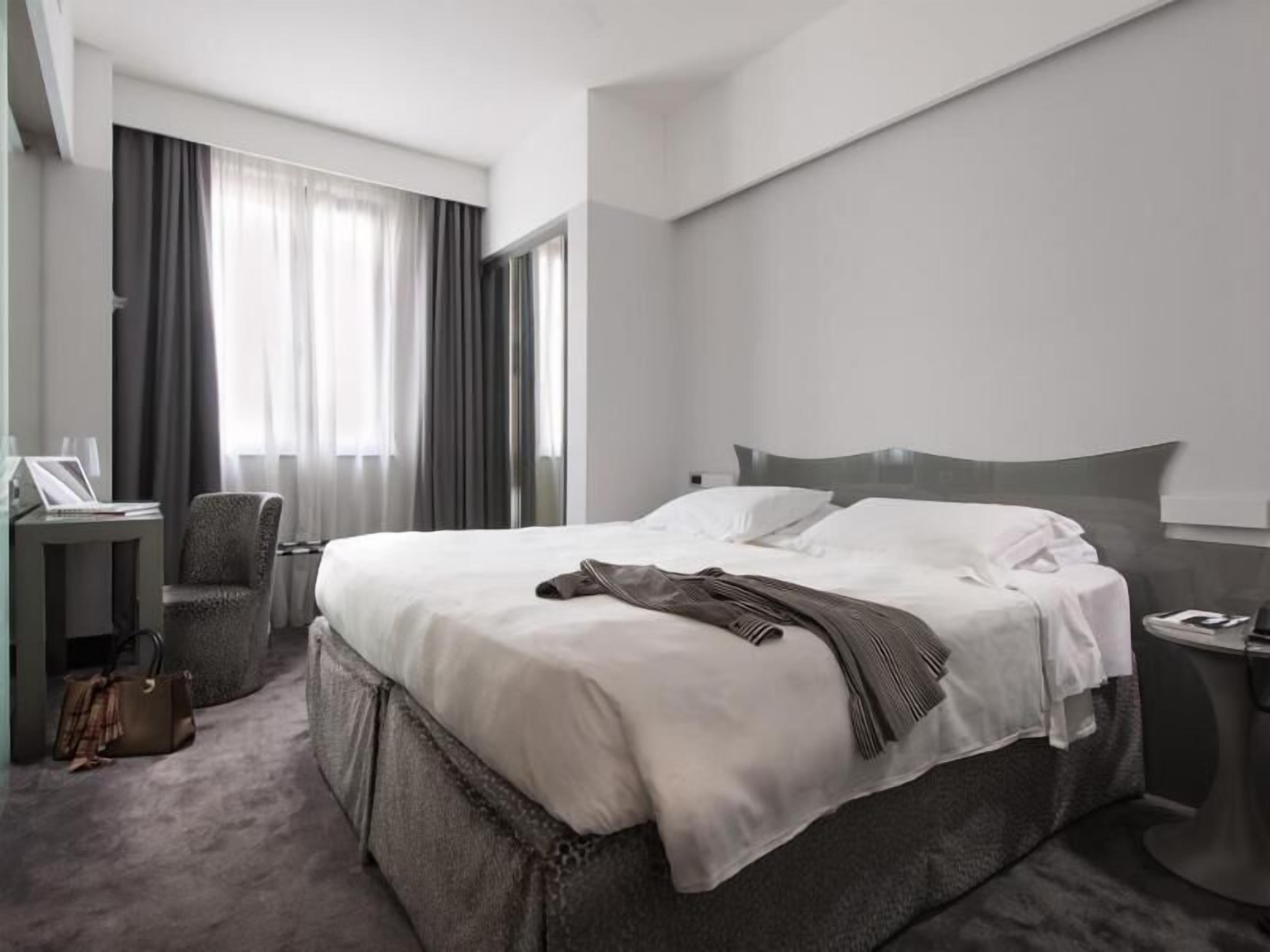 Hypo-allergenic bedding, free minibar items, in-room safe, desk