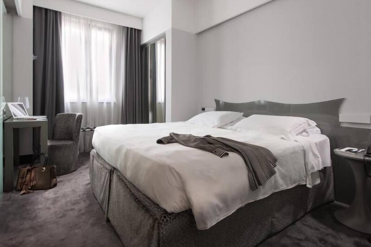 Hypo-allergenic bedding, free minibar items, in-room safe, desk