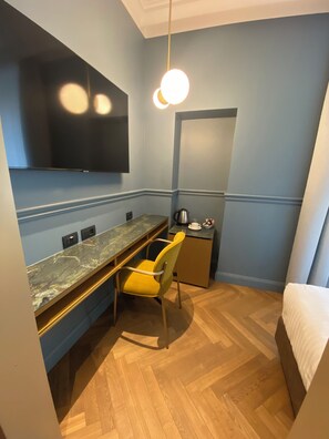 Deluxe Single Room | Hypo-allergenic bedding, free minibar items, in-room safe, desk