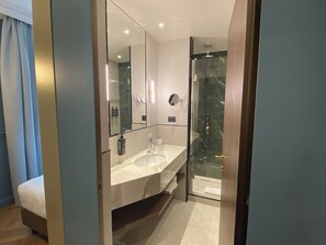Chambre simple Deluxe | Salle de bain | Douche, articles de toilette (gratuits), séchoir à cheveux, pantoufles