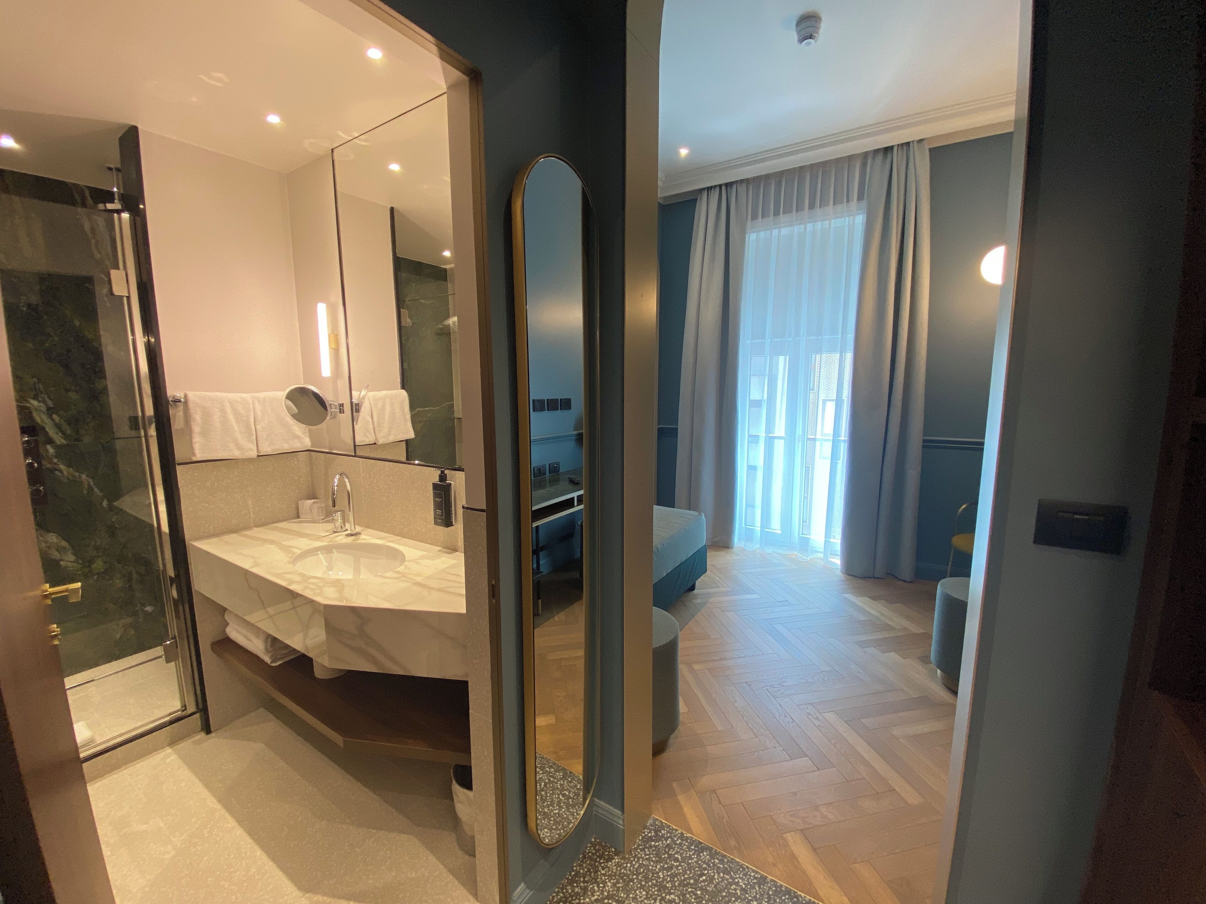 Deluxe Matrimoniale o Doppia con Divano letto | Badezimmer | Dusche, kostenlose Toilettenartikel, Haartrockner, Hausschuhe