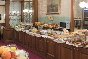 Ein Buffet mit verschiedenen Speisen und einer Mikrowelle.
