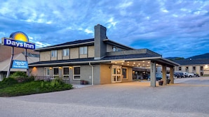 A Days Inn hotel with an indoor pool, hot tub, and free breakfast. - Days Inn by Wyndham Vernon (Vernon)