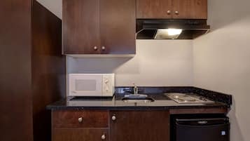 Hypo-allergenic bedding, desk, iron/ironing board, free WiFi