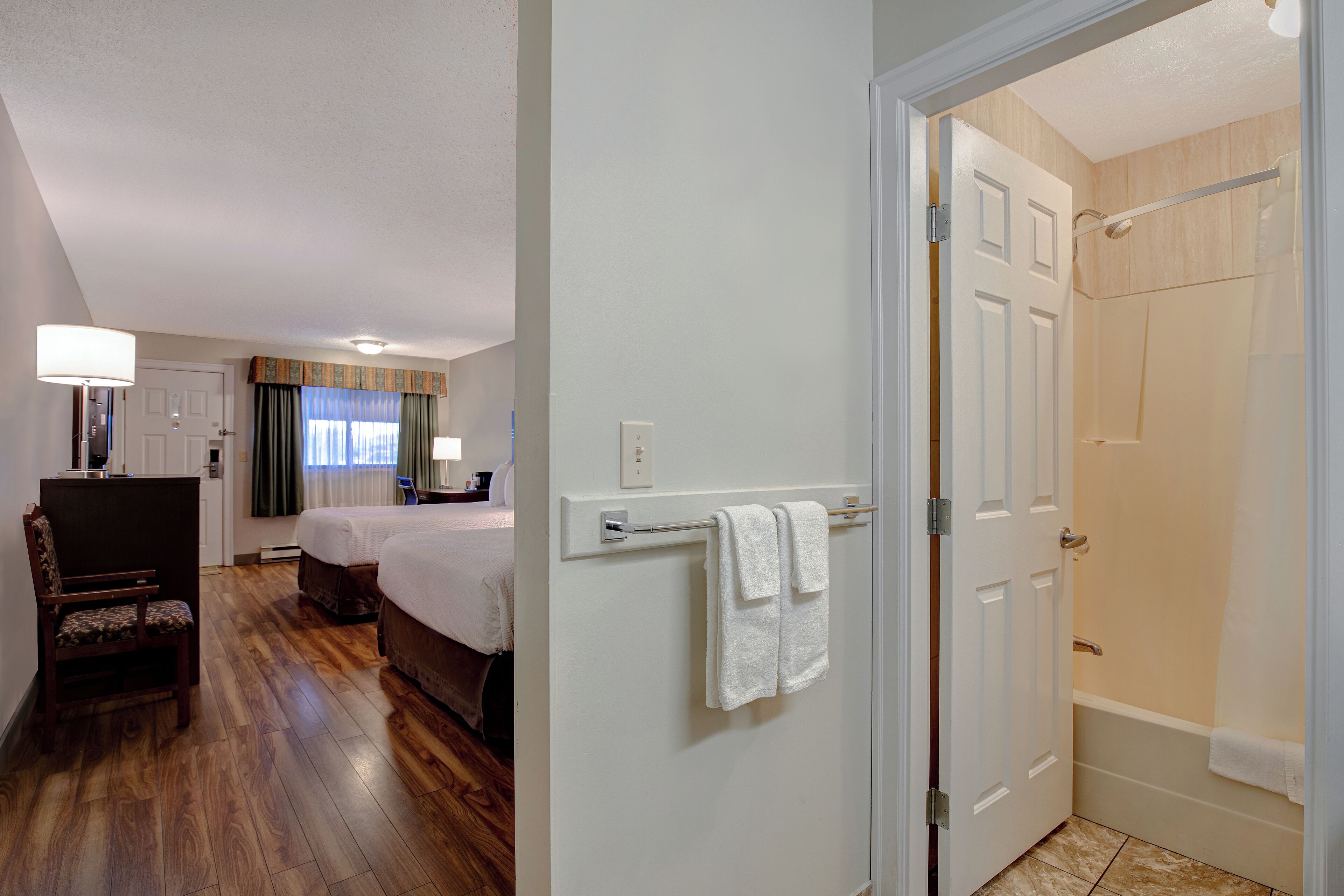 Chambre, 2 grands lits, non-fumeur | Salle de bain | Ensemble baignoire-douche, articles de toilette (gratuits)