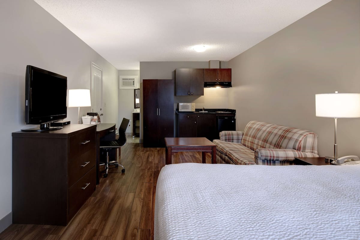 Habitación, 1 cama Queen size, para no fumadores (Efficiency) | Ropa de cama hipoalergénica, escritorio y tabla de planchar con plancha