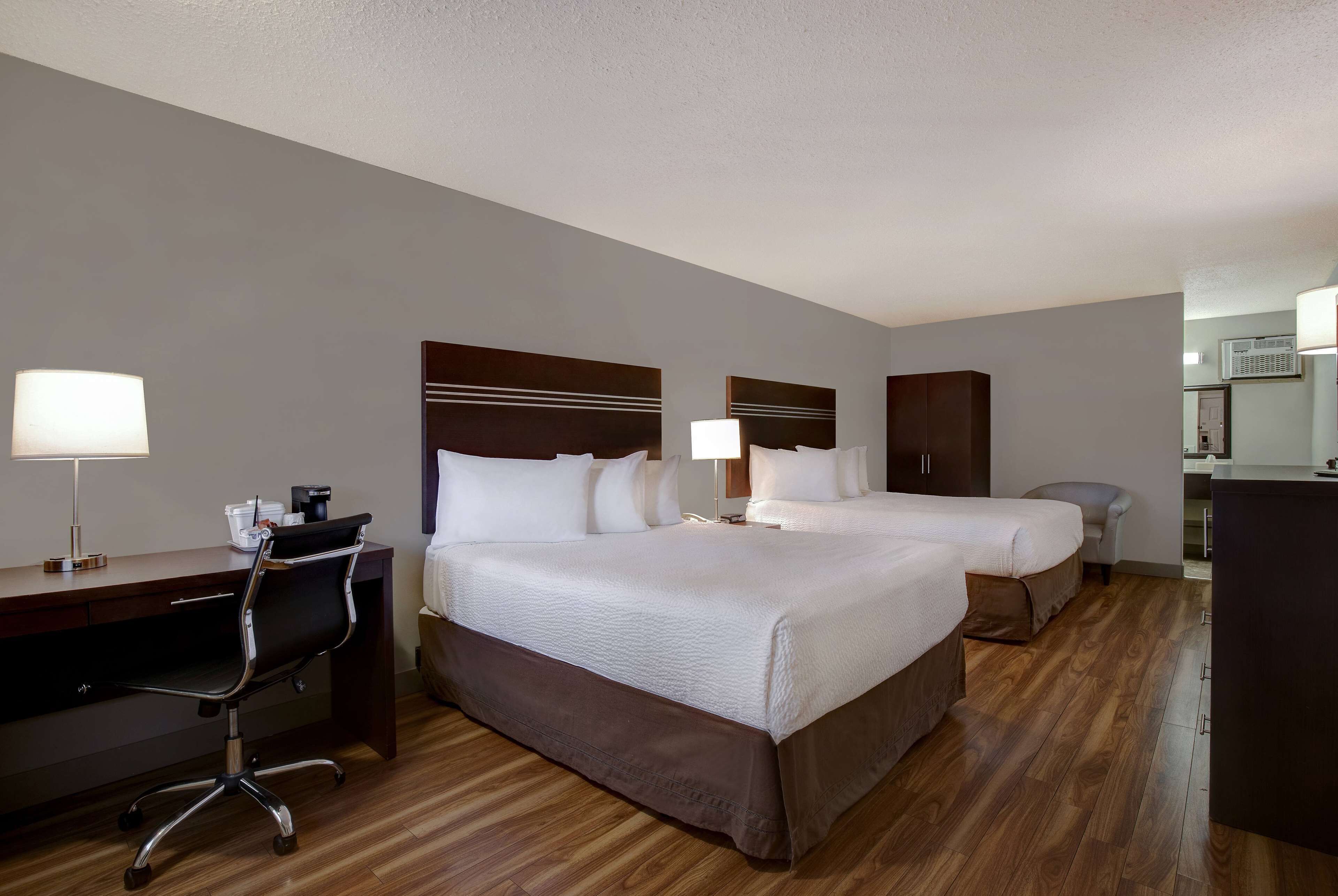 Literie hypoallergénique, bureau, fer et planche à repasser