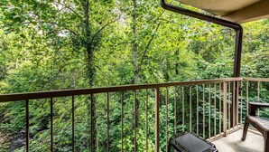 Un balcon donnant sur une forêt dense.