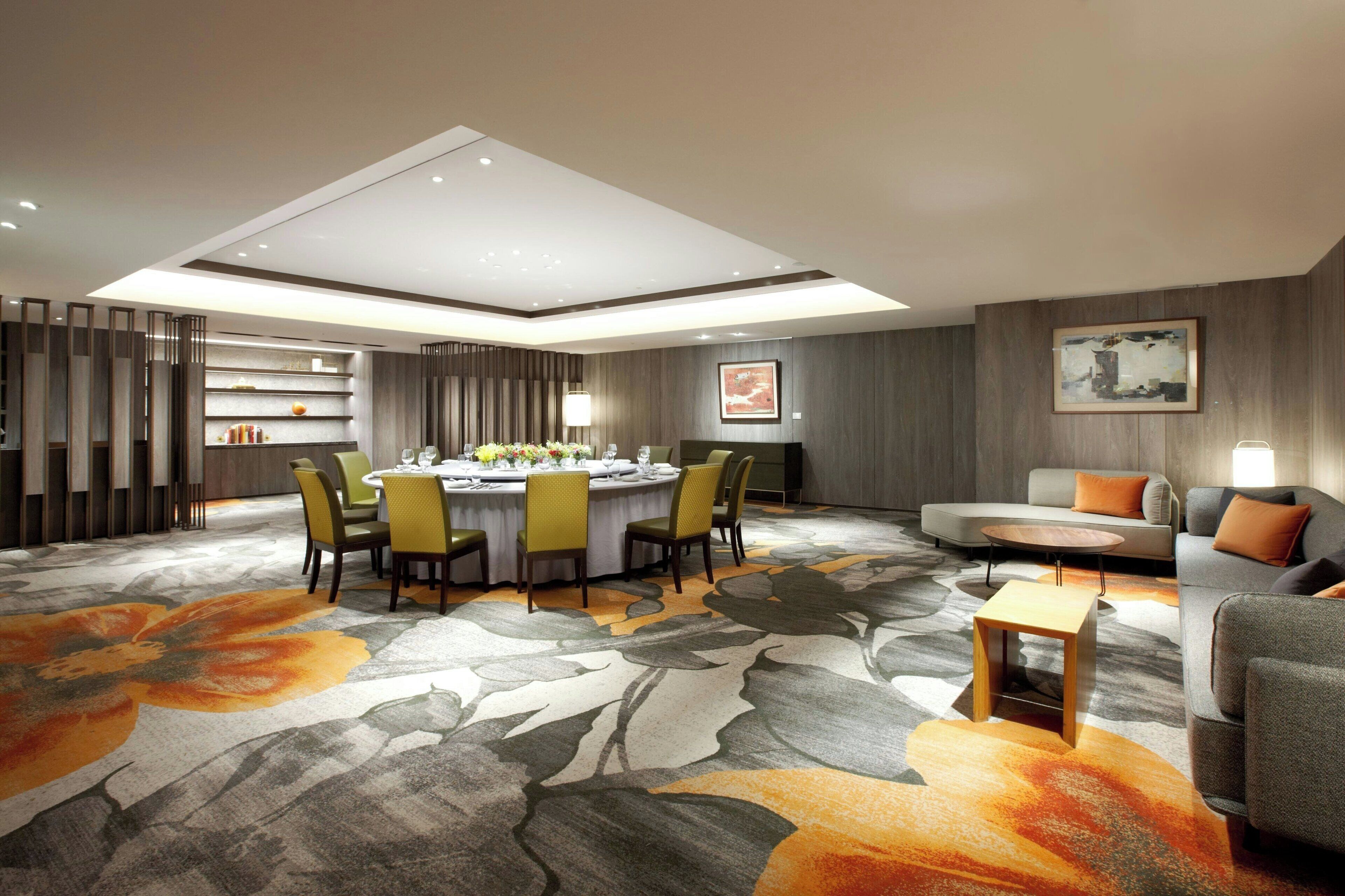 9 restaurants, breakfast served