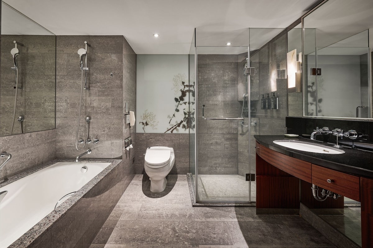 Combined shower/bathtub, deep-soaking bathtub, eco-friendly toiletries