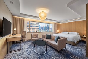 Sengetøy av topp kvalitet, minibar, safe på rommet og skrivebord