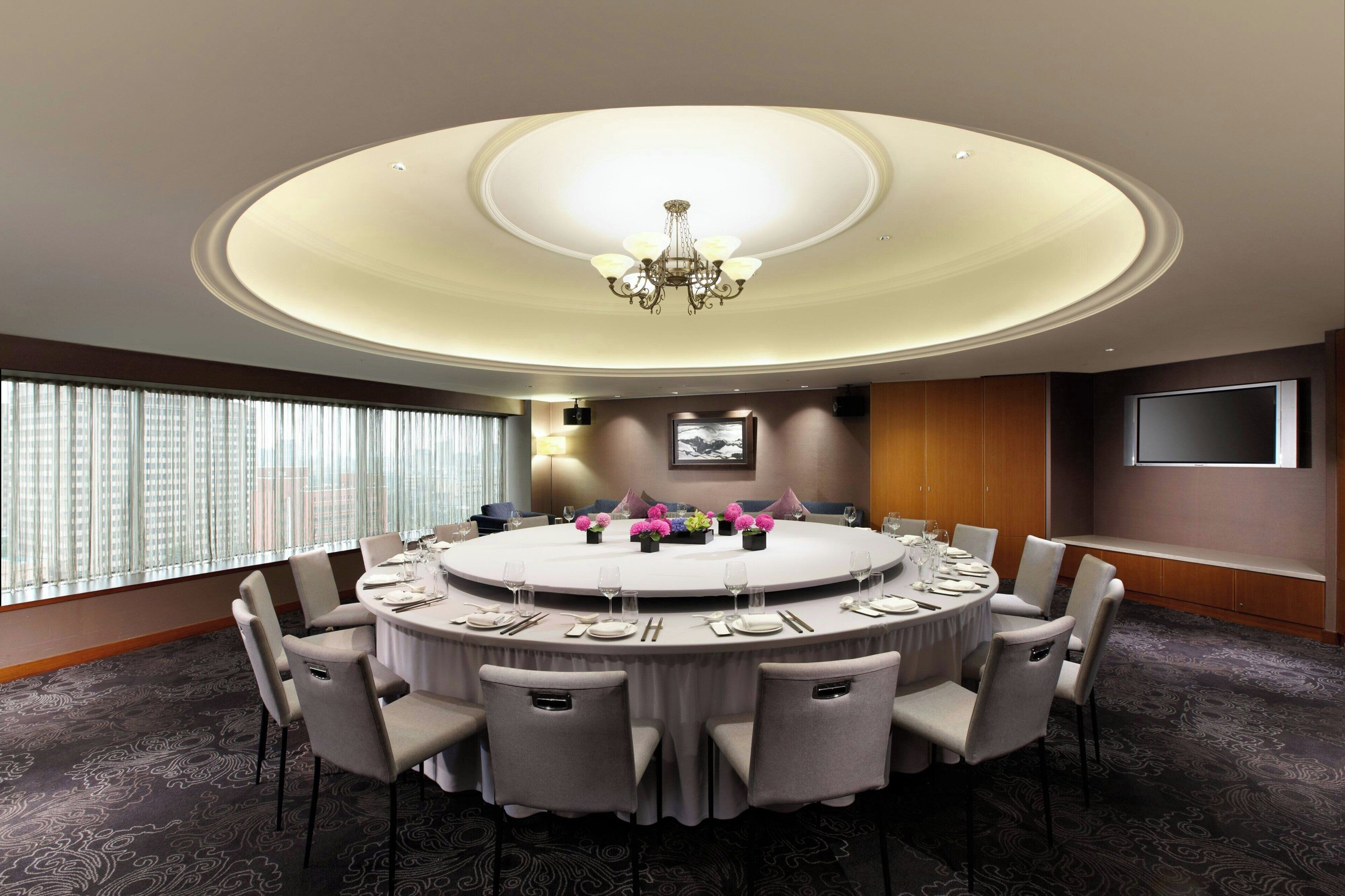 9 restaurants, breakfast served