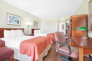 Een bureau, een strijkplank/strijkijzer, babybedden, extra bedden