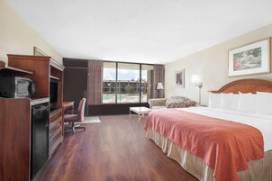 Escritorio, tabla de planchar con plancha y cunas 