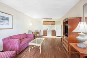 Escritorio, tabla de planchar con plancha y cunas 