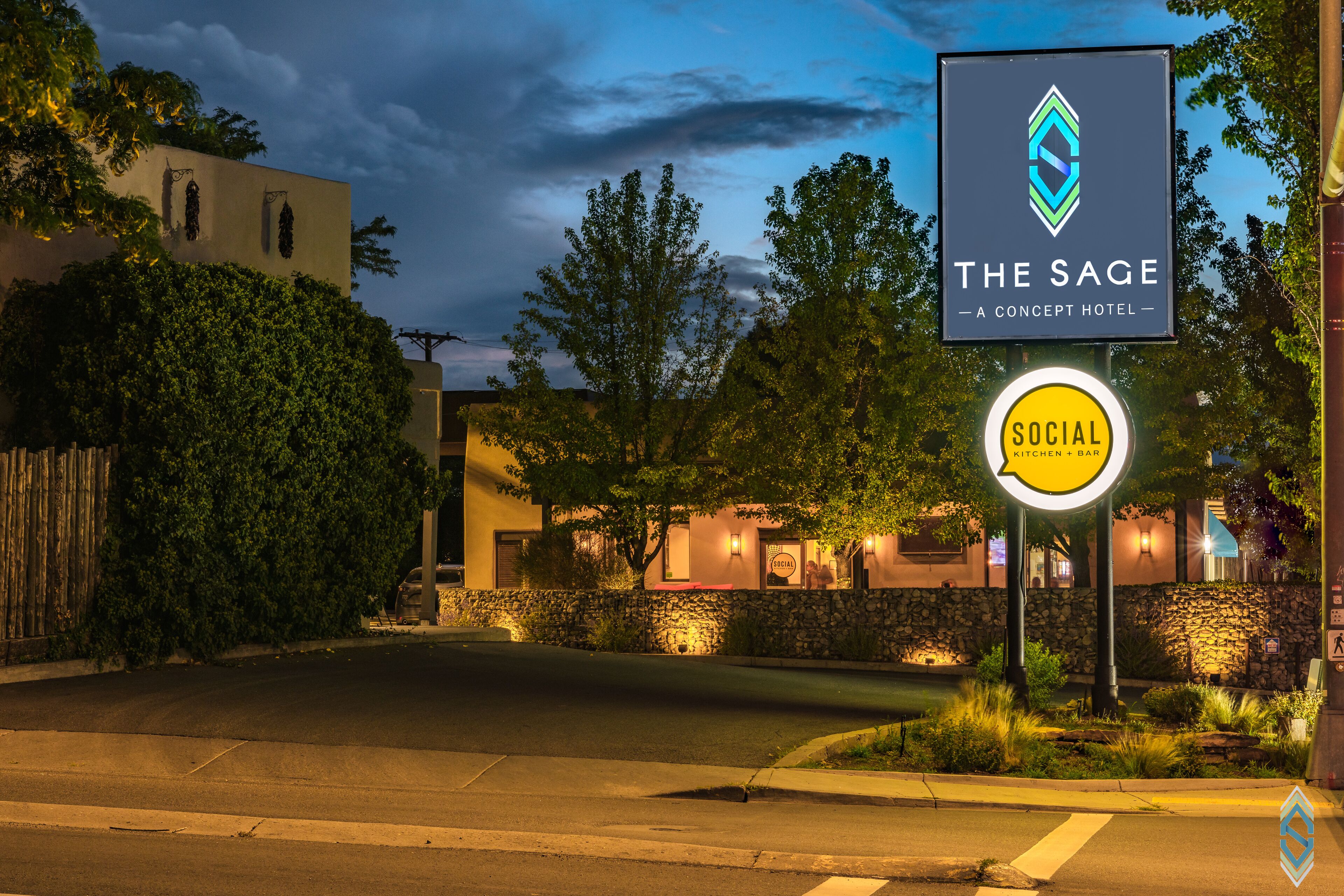 Een hotel genaamd "The Sage" met een bordje dat een sociaal restaurant en bar aangeeft.