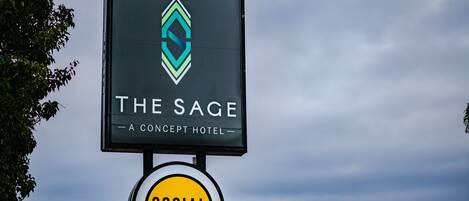 Et hotelskilt med logo og navn "The Sage - A Concept Hotel".