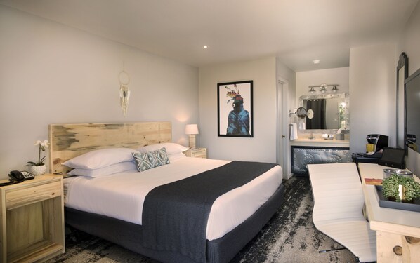 Standard Room, 1 King Bed (Traditional King Room) | Desk, laptop workspace, blackout curtains, iron/ironing board