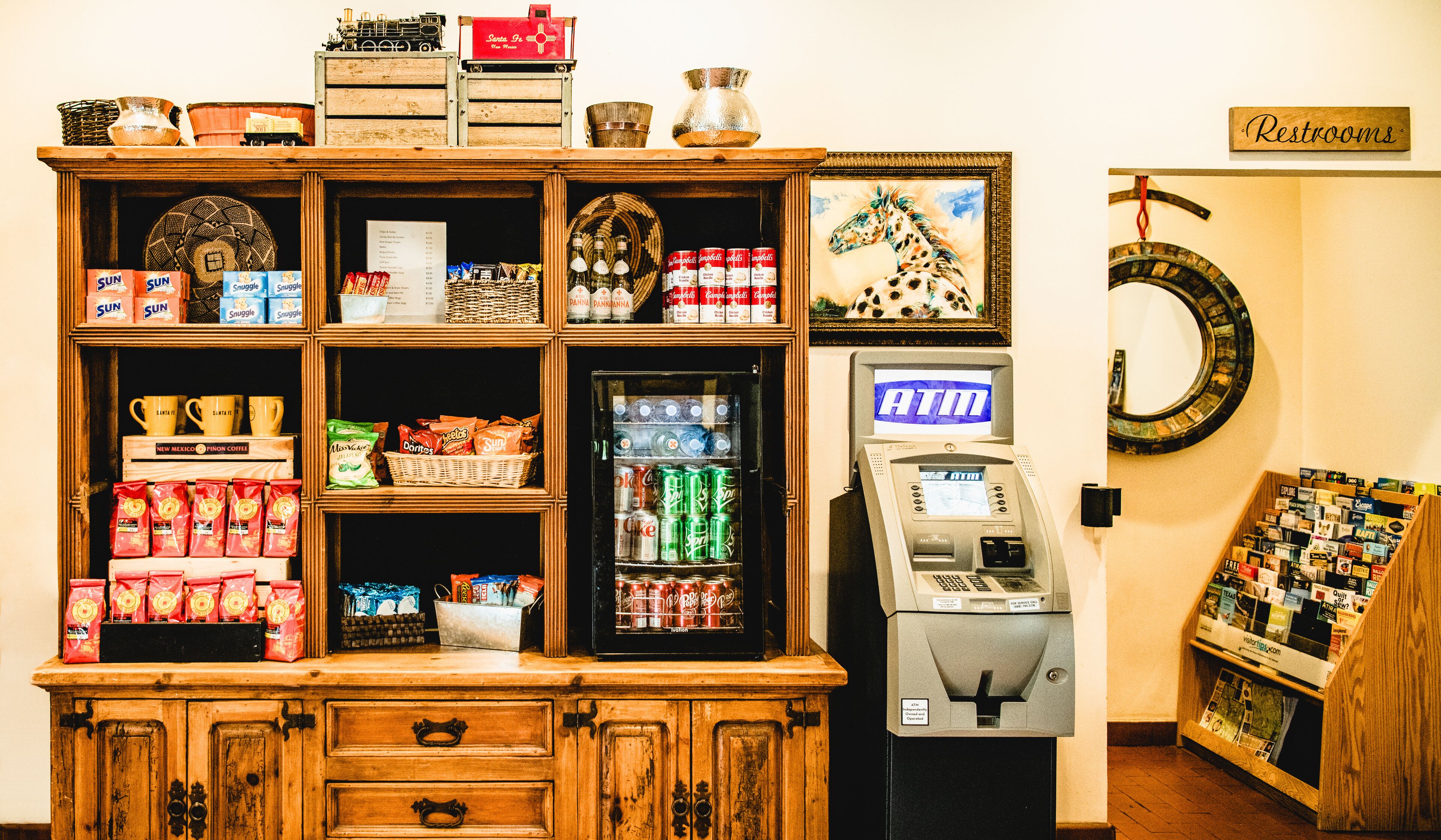 Una máquina expendedora, una cafetera y una selección de aperitivos en una habitación.